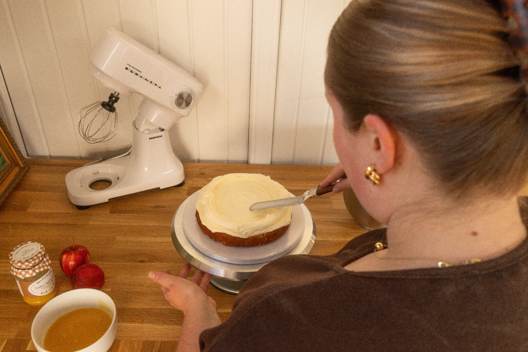 Smoothing buttercream on a fresh sponge